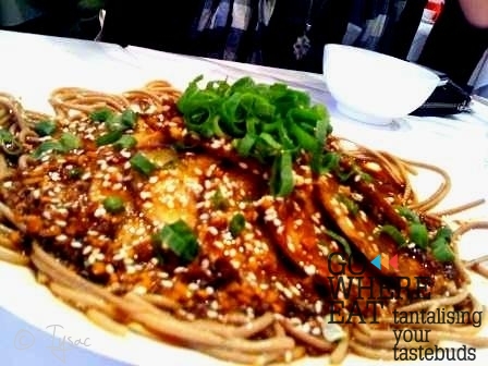 Cold soba with pork slices in sichuan sauce