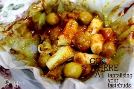 腸粉+ 咖哩魚蛋 + a lot 甜 sauce + 咖哩 sauce 腸粉+ 咖哩魚蛋 + a lot 甜 sauce + 咖哩 sauce