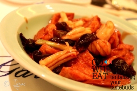 三鮮煮豆腐 Tofu stewed with "3 fresh ingredients" <--- i.e. 3 kinds of seafoods 三鮮煮豆腐 Tofu stewed with "3 fresh ingredients" <--- i.e. 3 kinds of seafoods