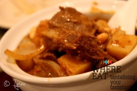 Sweet curry : Beef briskets curry with peanuts Sweet curry : Beef briskets curry with peanuts