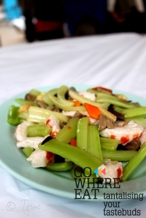 Stir-fry vegetarian prawns with celery Stir-fry vegetarian prawns with celery