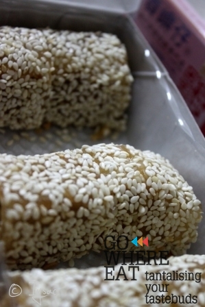 鴨頸糖 Peanut candy wrapped by seasame candy 鴨頸糖 Peanut candy wrapped by seasame candy